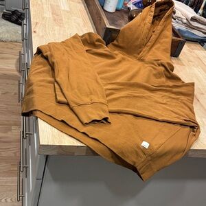Vuori sweatshirt size small!